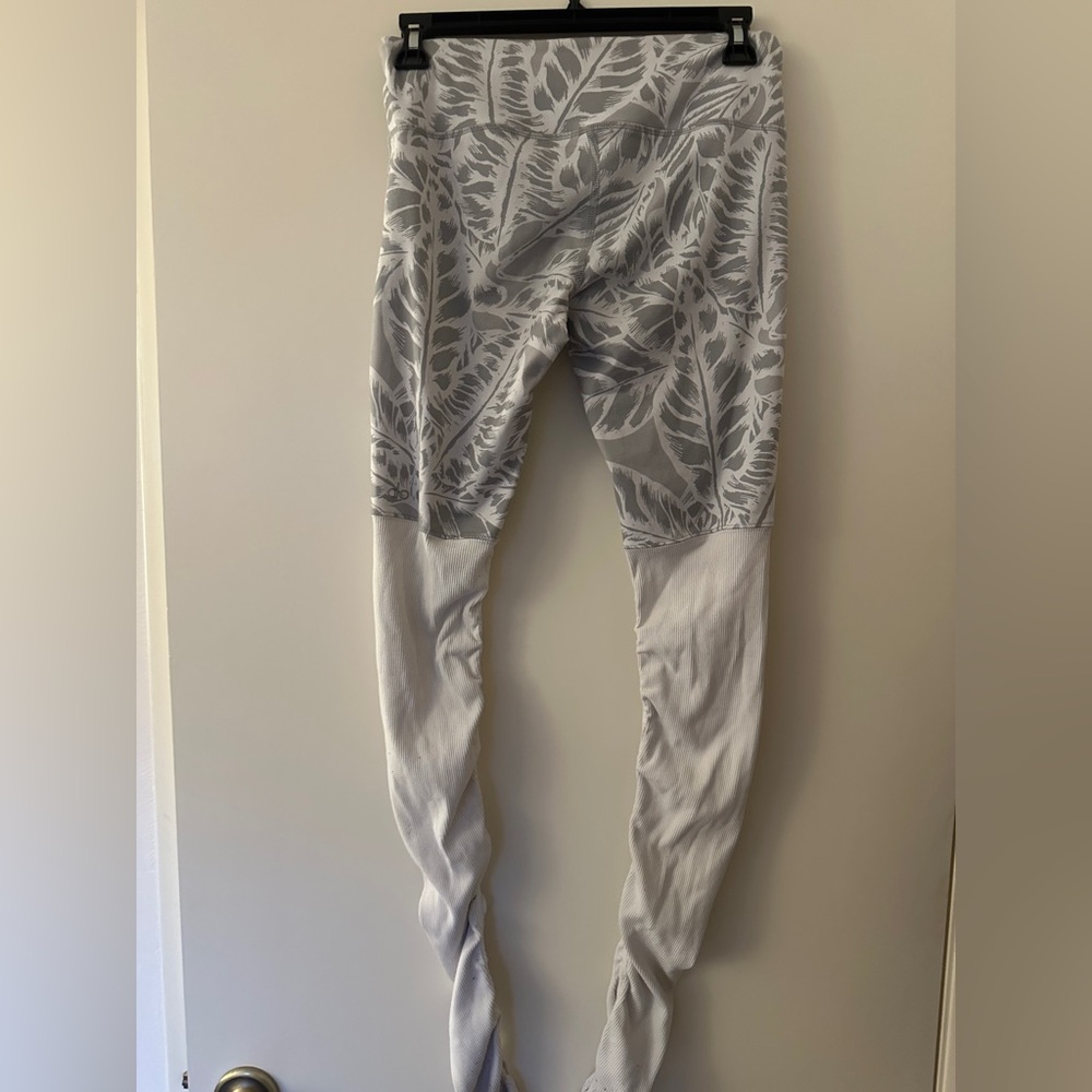 ALO Yoga Gray Leaf Print Leggings